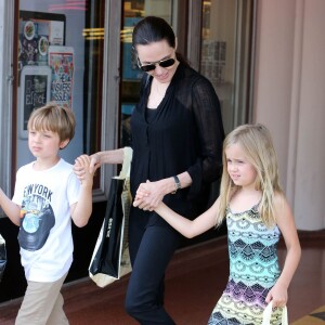 Angelina Jolie est allée faire du shopping avec ses enfants Knox et Vivienne dans une libraire à Studio City, le 19 juillet 2015.