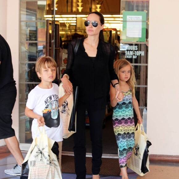 Angelina Jolie est allée faire du shopping avec ses enfants Knox et Vivienne dans une libraire à Studio City, le 19 juillet 2015.