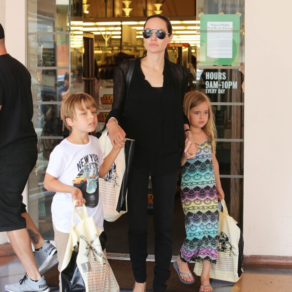 Angelina Jolie est allée faire du shopping avec ses enfants Knox et Vivienne dans une libraire à Studio City, le 19 juillet 2015.