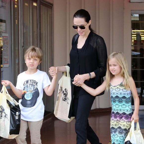 Angelina Jolie est allée faire du shopping avec ses enfants Knox et Vivienne dans une libraire à Studio City, le 19 juillet 2015.