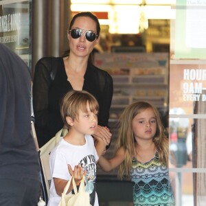 Angelina Jolie est allée faire du shopping avec ses enfants Knox et Vivienne dans une libraire à Studio City, le 19 juillet 2015.