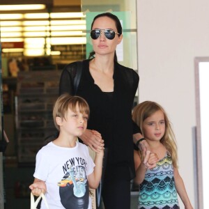 Angelina Jolie avec ses enfants Knox et Vivienne dans une libraire à Studio City, le 19 juillet 2015.