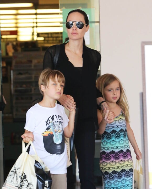Angelina Jolie avec ses enfants Knox et Vivienne dans une libraire à Studio City, le 19 juillet 2015.