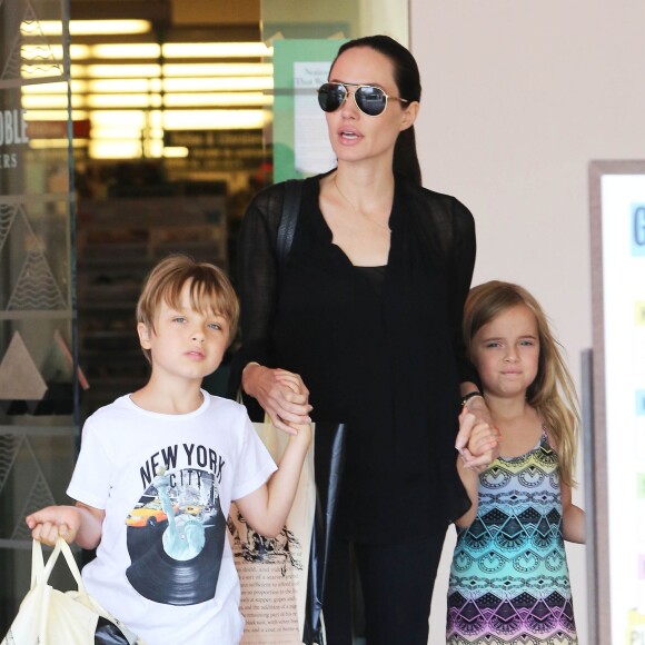 Angelina Jolie est allée faire du shopping avec ses enfants Knox et Vivienne dans une libraire à Studio City, le 19 juillet 2015.