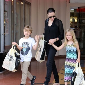 Angelina Jolie est allée faire du shopping avec ses enfants Knox et Vivienne dans une libraire à Studio City, le 19 juillet 2015.