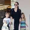 Angelina Jolie est allée faire du shopping avec ses enfants Knox et Vivienne dans une libraire à Studio City, le 19 juillet 2015.