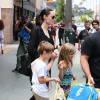Angelina Jolie est allée faire du shopping avec ses enfants Knox et Vivienne dans une libraire à Studio City, le 19 juillet 2015.