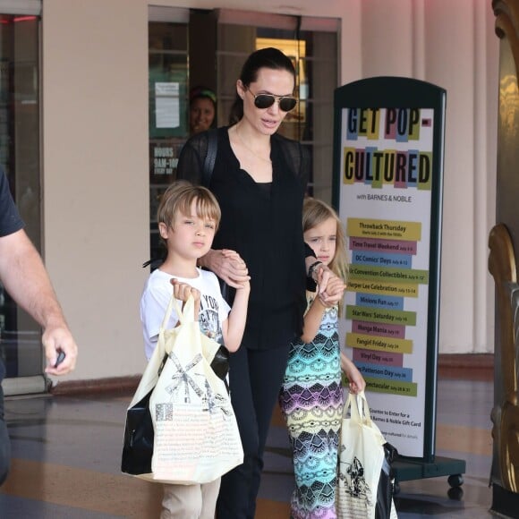 Angelina Jolie est allée faire du shopping avec ses enfants Knox et Vivienne dans une libraire à Studio City, le 19 juillet 2015.