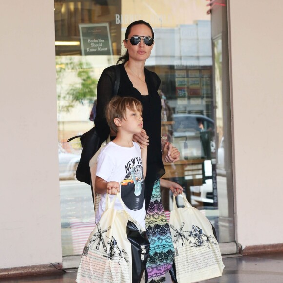 Angelina Jolie est allée faire du shopping avec ses enfants Knox et Vivienne dans une libraire à Studio City, le 19 juillet 2015.