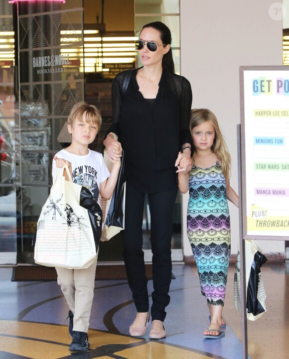 Angelina Jolie avec les jumeaux Knox et Vivienne à Studio City, le 19 juillet 2015.