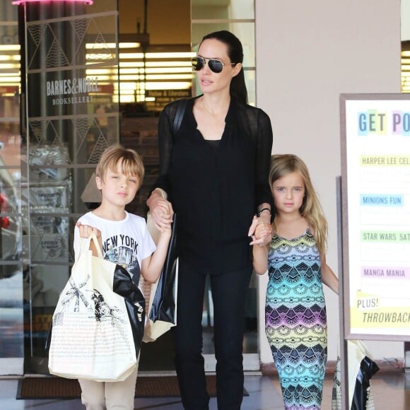 Angelina Jolie avec les jumeaux Knox et Vivienne à Studio City, le 19 juillet 2015.