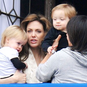 Angelina Jolie avec ses jumeaux Knox et Vivienne à Venise le 26 mars 2010. 