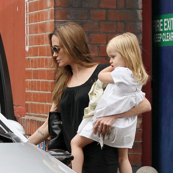 Angelina Jolie et Vivienne dans ses bras à Londres le 4 septembre 2011.