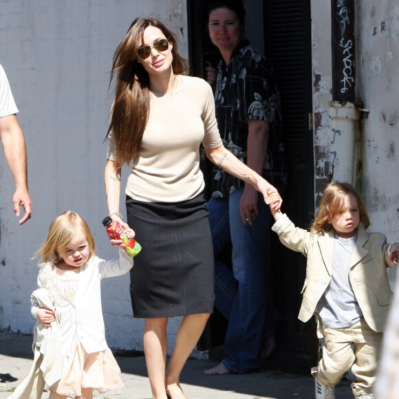 Angelina Jolie avec ses jumeaux Knox et Vivienne à La Nouvelle Orléans le 20 mars 2011.