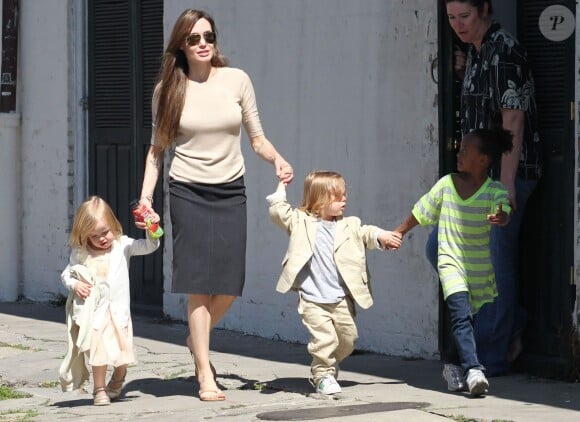 Angelina Jolie avec ses jumeaux Knox et Vivienne à La Nouvelle Orélans en mars 2011. 