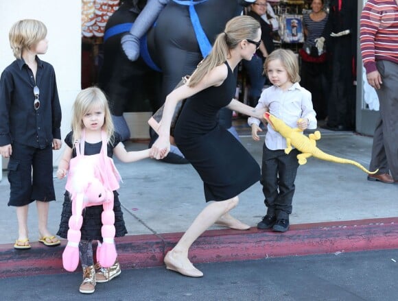 Angelina Jolie et ses enfants Shiloh, Knox et Vivienne, font du shopping pour Halloween à Sherman Oaks, le 28 octobre 2012. 