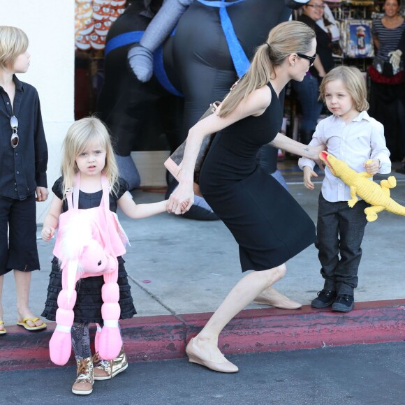 Angelina Jolie et ses enfants Shiloh, Knox et Vivienne, font du shopping pour Halloween à Sherman Oaks, le 28 octobre 2012. 