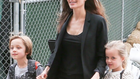 Knox et Vivienne avec leur mère Angelina Jolie.