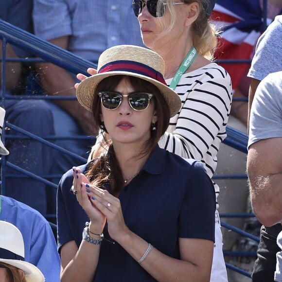 Nolwenn Leroy lors du match entre Andy Murray et Gilles Simon en quart de finale de la Coupe Davis entre la France et la Grande-Bretagne, au Queens Club de Londres, le 19 juillet 2015