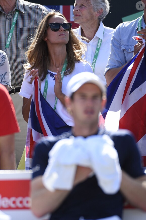 Kim Sears derrière son époux Andy Murray après sa victoire face à Gilles Simon en quart de finale de la Coupe Davis entre la France et la Grande-Bretagne, au Queens Club de Londres, le 19 juillet 2015