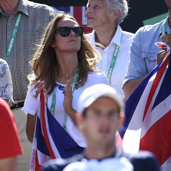 Kim Sears derrière son époux Andy Murray après sa victoire face à Gilles Simon en quart de finale de la Coupe Davis entre la France et la Grande-Bretagne, au Queens Club de Londres, le 19 juillet 2015