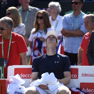 Kim Sears derrière son époux Andy Murray après sa victoire face à Gilles Simon en quart de finale de la Coupe Davis entre la France et la Grande-Bretagne, au Queens Club de Londres, le 19 juillet 2015