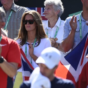 Kim Sears derrière son époux Andy Murray après sa victoire face à Gilles Simon en quart de finale de la Coupe Davis entre la France et la Grande-Bretagne, au Queens Club de Londres, le 19 juillet 2015