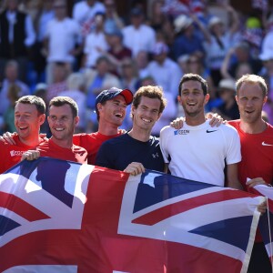 Andy Murray et l'équipe de Coupe Davis britannique après leur victoire en quart de finale de la Coupe Davis face à la France, au Queens Club de Londres, le 19 juillet 2015