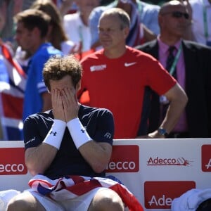 Andy Murray en pleurs après sa victoire sur Gilles Simon en quart de finale de la Coupe Davis entre la France et la Grande-Bretagne, au Queens Club de Londres, le 19 juillet 2015