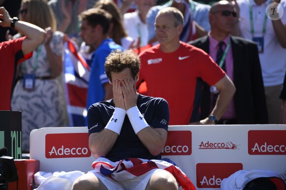 Andy Murray en pleurs après sa victoire sur Gilles Simon en quart de finale de la Coupe Davis entre la France et la Grande-Bretagne, au Queens Club de Londres, le 19 juillet 2015