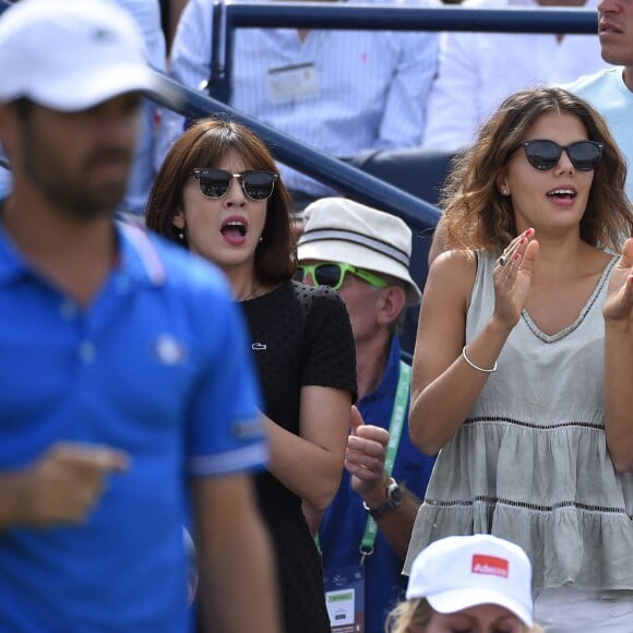 Nolwenn Leroy et Noura lors du match entre Andy Murray et Gilles Simon en quart de finale de la Coupe Davis entre la France et la Grande-Bretagne, au Queens Club de Londres, le 19 juillet 2015