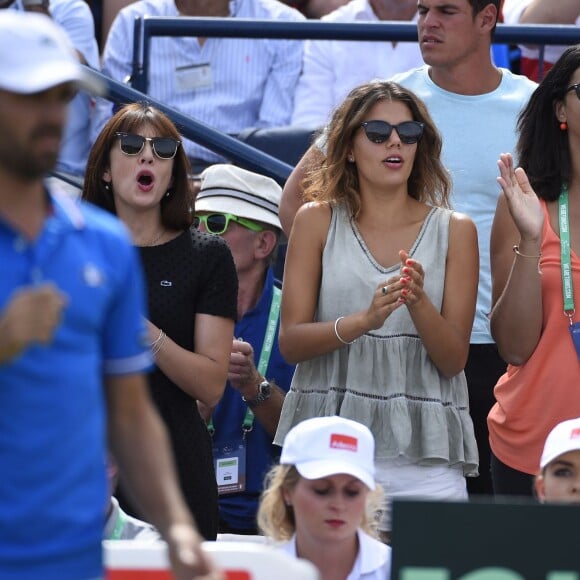 Nolwenn Leroy et Noura lors du match entre Andy Murray et Gilles Simon en quart de finale de la Coupe Davis entre la France et la Grande-Bretagne, au Queens Club de Londres, le 19 juillet 2015