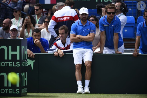 Arnaud Clément et les membres de l'équipe de France de Coupe Davis lors du match entre Andy Murray et Gilles Simon en quart de finale de la Coupe Davis entre la France et la Grande-Bretagne, au Queens Club de Londres, le 19 juillet 2015