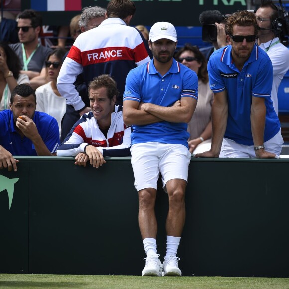 Arnaud Clément et les membres de l'équipe de France de Coupe Davis lors du match entre Andy Murray et Gilles Simon en quart de finale de la Coupe Davis entre la France et la Grande-Bretagne, au Queens Club de Londres, le 19 juillet 2015