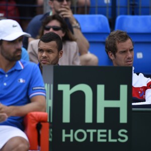 Arnaud Clément, Jo-Wilfried Tsonga et Richard Gasquet lors du match entre Andy Murray et Gilles Simon en quart de finale de la Coupe Davis entre la France et la Grande-Bretagne, au Queens Club de Londres, le 19 juillet 2015