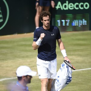 Andy Murray lors de son match face à Gilles Simon en quart de finale de la Coupe Davis entre la France et la Grande-Bretagne, au Queens Club de Londres, le 19 juillet 2015