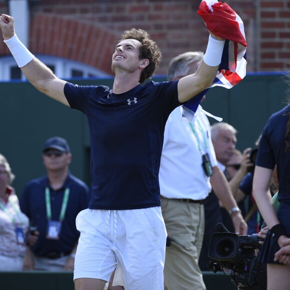 Andy Murray après sa victoire sur Gilles Simon en quart de finale de la Coupe Davis entre la France et la Grande-Bretagne, au Queens Club de Londres, le 19 juillet 2015