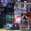 Andy Murray en pleurs devant Kim Sears après sa victorie face à Gilles Simon en quart de finale de la Coupe Davis entre la France et la Grande-Bretagne, au Queens Club de Londres, le 19 juillet 2015