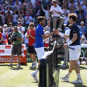 Andy Murray et Gilles Simon après leur match en quart de finale de la Coupe Davis entre la France et la Grande-Bretagne, au Queens Club de Londres, le 19 juillet 2015