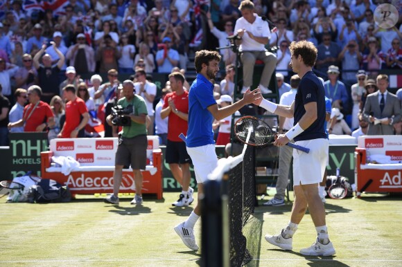 Andy Murray et Gilles Simon après leur match en quart de finale de la Coupe Davis entre la France et la Grande-Bretagne, au Queens Club de Londres, le 19 juillet 2015