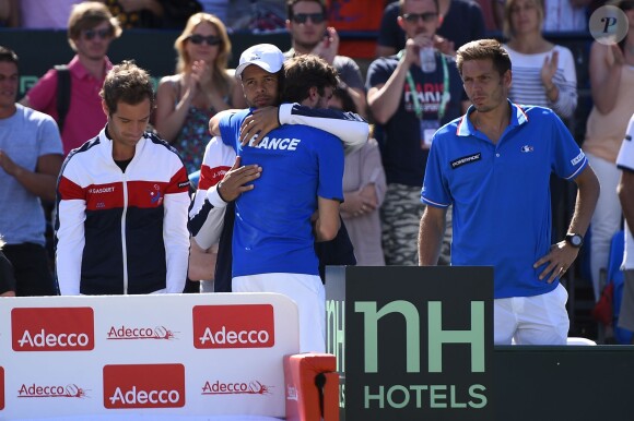 Gilles Simon dans les bras de Jo-Wilfried Tsonga après sa défaite face à Andy Murray en quart de finale de la Coupe Davis entre la France et la Grande-Bretagne, au Queens Club de Londres, le 19 juillet 2015