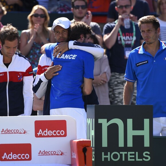 Gilles Simon dans les bras de Jo-Wilfried Tsonga après sa défaite face à Andy Murray en quart de finale de la Coupe Davis entre la France et la Grande-Bretagne, au Queens Club de Londres, le 19 juillet 2015