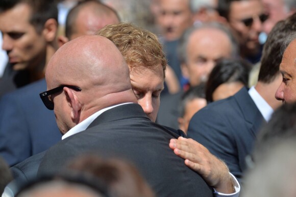 Sebastian Vettel dans les bras de Philippe Bianchi lors des obsèques de Jules Bianchi en la cathédrale Sainte-Réparate à Nice, le 21 juillet 2015