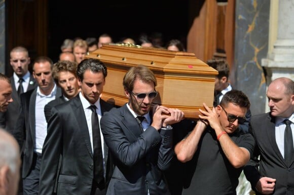 Jean-Eric Vergne et Romain Grosjean parmi les porteurs du cerceuil de Jules Bianchi lors de ses obsèques en la cathédrale Sainte-Réparate à Nice, le 21 juillet 2015