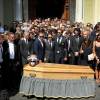 Philippe Bianchi, son épouse Christine et leurs enfants Mélanie et Tom entourés des pilotes de Formule 1 lors des obsèques de Jules Bianchi en la cathédrale Sainte-Réparate à Nice, le 21 juillet 2015