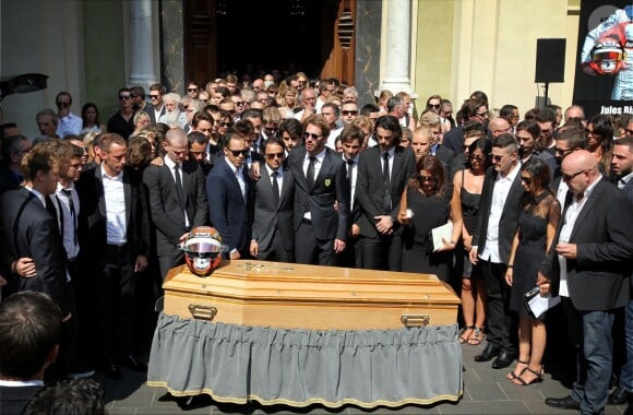Philippe Bianchi, son épouse Christine et leurs enfants Mélanie et Tom entourés des pilotes de Formule 1 lors des obsèques de Jules Bianchi en la cathédrale Sainte-Réparate à Nice, le 21 juillet 2015