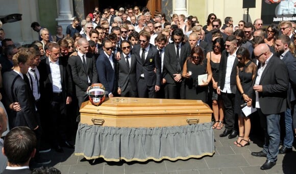 Philippe Bianchi, son épouse Christine et leurs enfants Mélanie et Tom entourés des pilotes de Formule 1 lors des obsèques de Jules Bianchi en la cathédrale Sainte-Réparate à Nice, le 21 juillet 2015