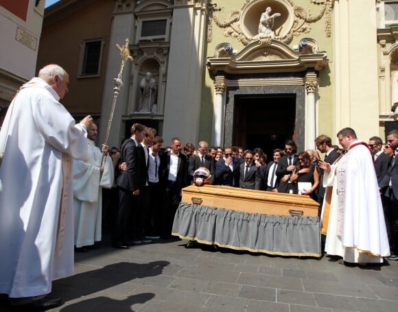 Philippe Bianchi, son épouse Christine et leurs enfants Mélanie et Tom entourés des pilotes de Formule 1 lors des obsèques de Jules Bianchi en la cathédrale Sainte-Réparate à Nice, le 21 juillet 2015