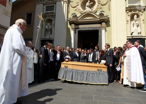 Philippe Bianchi, son épouse Christine et leurs enfants Mélanie et Tom entourés des pilotes de Formule 1 lors des obsèques de Jules Bianchi en la cathédrale Sainte-Réparate à Nice, le 21 juillet 2015