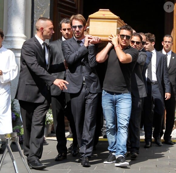Jean-Eric Vergne, Romain Grosjean, Adrian Sutil et Felipe Massa portent le cerceuil de Jules Bianchi lors de ses obsèques en la cathédrale Sainte-Réparate à Nice, le 21 juillet 2015